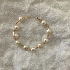 Elegant Gold and Pearl Bracelet